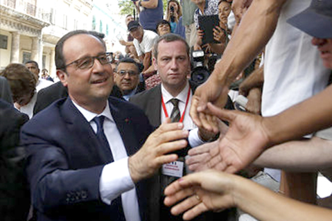 François Hollande, presidente de Francia, es saludado en la calle por ciudadanos de La Habana, durante su visita. 