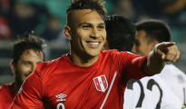 Pablo Guerreo goleador del partido contra Bolivia celebra su tercer golazo.
