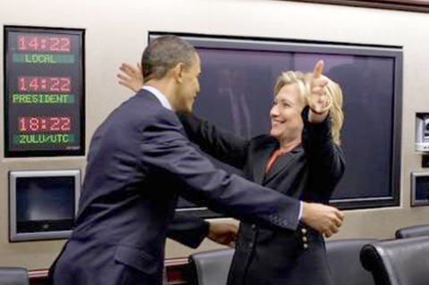 Hillary Clinton, candidata presidencial demócrata, celebra con el presidente Obama la decisión de la Corte Suprema de EEUU.