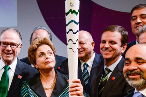 La presidenta brasileña Dilma Rousseff exhibió por primera vez la antorcha que en casi un año será utilizada para inaugurar unos Juegos Olímpicos "históricos" en Río.