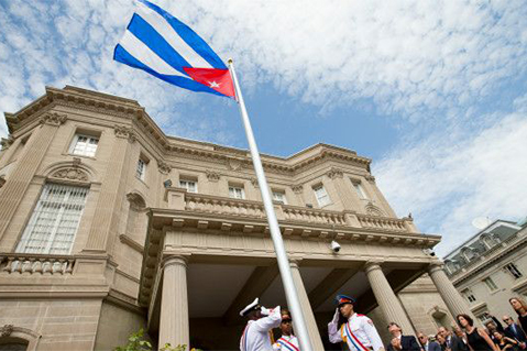 Una guardia de honor iza la bandera cubana en Washington. AP