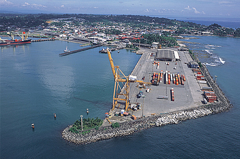 Ya se han construido 450 metros de la vía de acceso a la isla artificial sobre la que se instalará el muelle que en su primera fase podrá recibir barcos con capacidad para 8 mil contenedores.