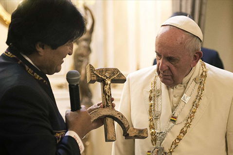El regalo suscitó distintas reacciones en las redes sociales. Muchos acusan a Morales de querer politizar la visita del Papa.