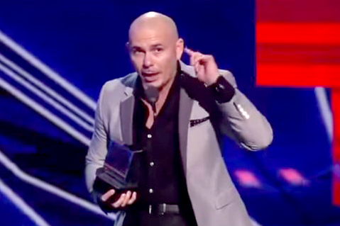 Al igual que otros latinos como Ricky Martin o Shakira, Pitbull no ha querido perder la oportunidad de pronunciarse ante el micrófono sobre las palabras del multimillonario.
