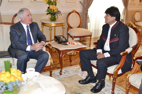 Evo Morales, reunido con el encargado de Negocios de Estados Unidos en Bolivia, Peter Brennan en La Paz. Foto EFE
