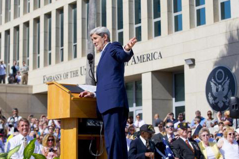 Kerry pronunció un discurso de 17 minutos ante una multitud convocada dentro y fuera del perímetro de la embajada, todos bajo el inclemente sol que caía sobre el malecón habanero. 
