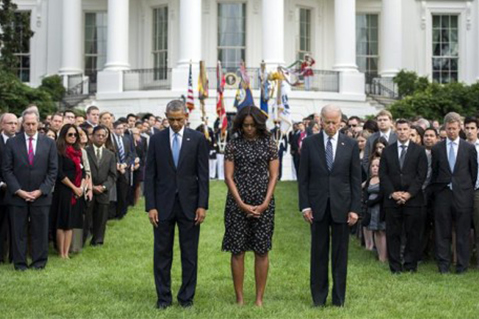 El presidente de Estados Unidos, Barack Obama, su esposa Michelle Obama y el vicepresidente, Joseph Biden guardan un minuto de silencio en memoria de las víctimas.