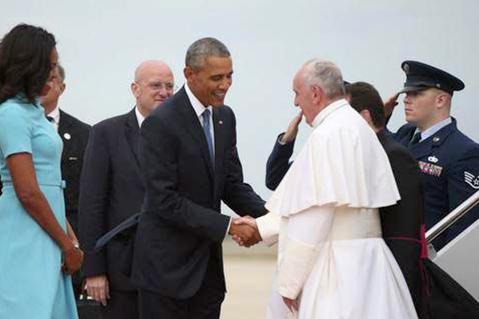 El Papa Francisco descendió por la escalerilla del avión de Alitalia en la pista de la base Andrews, a paso firme y con una amplia sonrisa le dio la mano a Obama. Foto Clarin