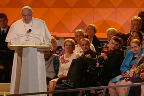 El Papa subrayó que “una familia es verdaderamente familia cuando es capaz de abrir los brazos y recibir todo ese amor”. Foto: Captura de video / CTV