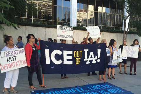 La coalición ICE Out of L.A., integrada por 20 organizaciones pro-inmigrantes, promueve el uso de la línea telefónica 1-844-878-7801 para denunciar redadas y brindar orientación para enfrentar los casos de deportación. (Cortesía/ICE Out of LA)
