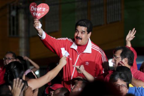 “Sí la derecha toma la Asamblea Nacional, no va a haber arrepentimiento. Yo les digo, yo no me voy a entregar, bajo ninguna circunstancia” advirtió Maduro. 