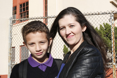 Anderson y su madre. Gracias a la Ley de Protección de las Víctimas de Tráfico, un año después de llegar a Los Ángeles, el menor consiguió el asilo político. Photo by Aurelia Ventura/La Opinion