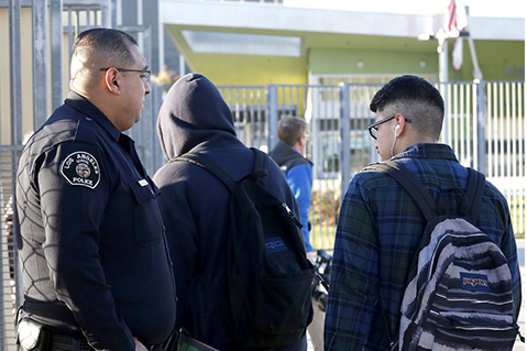 La resolución permite que las escuelas públicas de Los Ángeles, donde cerca del 50% del alumnado es hispano, le cierre las puertas a las autoridades de inmigración cuando van en busca de migrantes para arrestarlos y deportarlos.