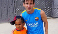 Con una camisa amarilla el pequeño se mostró un poco tímido al estar frente a Messi y grandes estrellas del fútbol mundial.