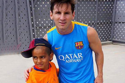 Con una camisa amarilla el pequeño se mostró un poco tímido al estar frente a Messi y grandes estrellas del fútbol mundial.