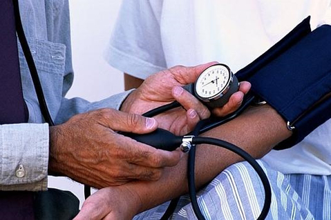 La recomendación es que los pacientes con diabetes tomen tratamientos antihipertensivos para, así, lograr unos niveles de presión sanguínea inferiores a los exigidos en la población general.