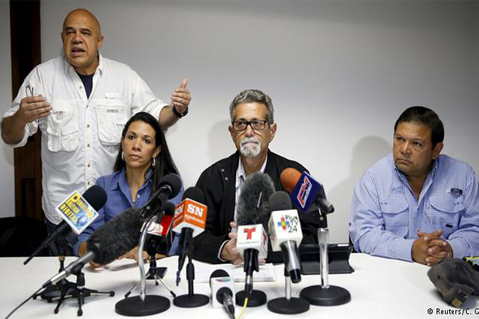 Américo De Grazia (centro) y Andrés Velasquez (derecha) durante la rueda de prensa ofrecida el lunes en Caracas.