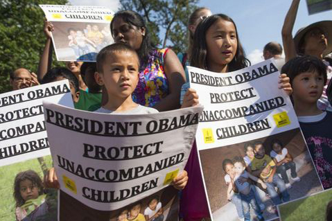 Niños piden al presidente Obama el cese de las deportaciones. Foto Archivo