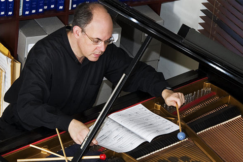 Jose R. Lopez, piano, fundador del Conjunto de música de cámara de Deering Estate y coordinador de estudios de piano, Universidad Internacional de la Florida.