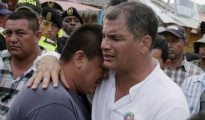 El presidente de Ecuador, Rafael Correa. llora abrazado a uno de los damnificados, en la zona del desastre. (AP)