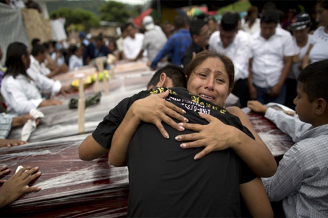 El trágico desastre natural en Ecuador dejó un saldo que sobrepasó las 400 personas fallecidas. Foto  AP