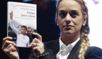 La esposa del encarcelado líder venezolano Leopoldo López muestra el libro “Preso pero libre”.