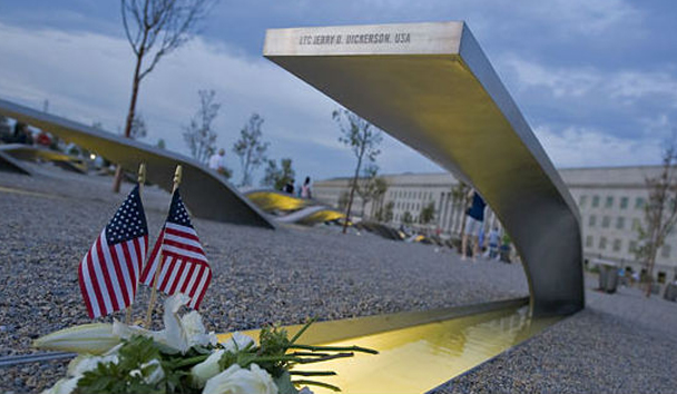 Ciento ochenta y cuatro personas perecieron en el Pentágono cuando un avión de American Airlines secuestrado por los terroristas se estrelló sobre el edificio sede del Departamento de Defensa de Estados Unidos, en Arlington, Virginia.