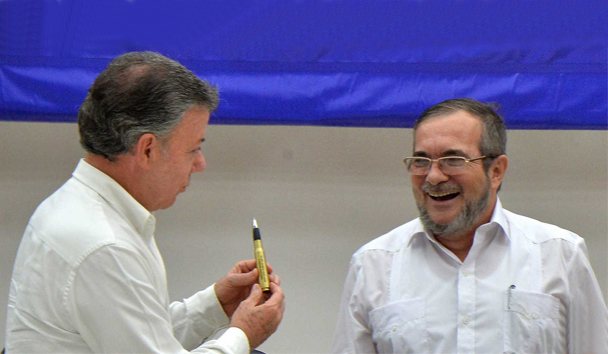El presidente Juan Manuel Santos y el jefe de las FARC Timoleón Jiménez.