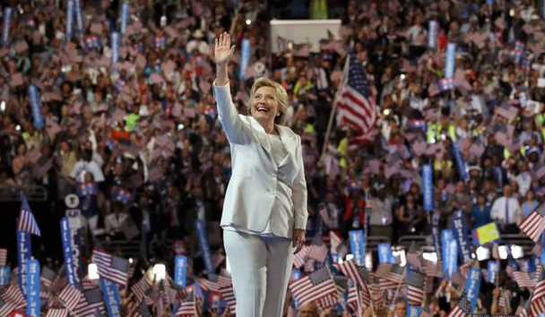 Hillary Clinton saluda durante la Convención Nacional Demócrata, en Pennsylvania, el 28 de julio de 2016 (Reuters).