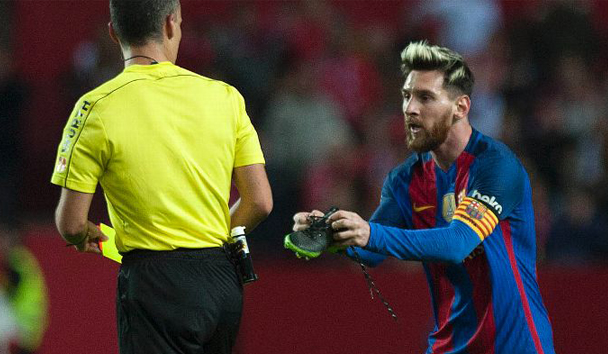Messi cayó adelante del mediocampo tras un pisotón y el silbante lo estuvo apresurando para que se pusiera de inmediato el calzado, generando la molestia del ‘10’., 