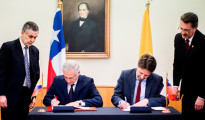 Muñoz (i) y Long firmaron un acuerdo para la creación de una Comisión Binacional sobre Movilidad Humana, Migración y Cooperación Consular. | Foto: minrel.gob.cl
