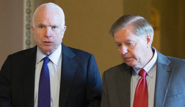 Los senadores republicanos  John McCain (izq.) y Lindsey Graham (der.) apoyaron la creación de un comité especial en el Congreso que investigue los ataques cibernéticos. CORTESÍA / abcnews.go.com