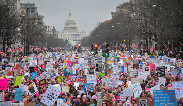 Cientos de miles de personas recorren las calles de Washington por los derechos de las mujeres. (Reuters)