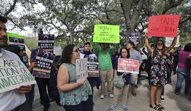 Defensores de inmigrantes protestan contra la decisión del alcalde de Miami-Dade Carlos Giménez de abandonar la posición del condado como "ciudad santuario" para inmigrantes sin documentos. (C.M. Guerrero / AP)