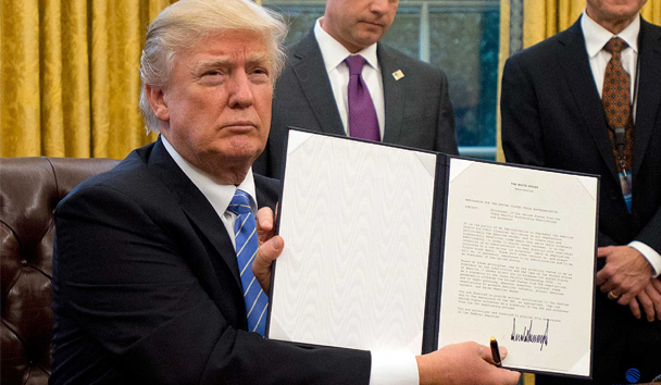 El presidente Donald Trump firmó dos órdenes ejecutivas para cumplir sus promesas de campaña en cuanto a seguridad fronteriza y a combatir el fenómeno de la inmigración ilegal.