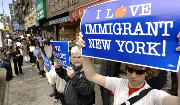 La cifra aumenta considerablemente en el caso de los inmigrantes sin papeles que, además de trabajar, hablan inglés y pagan impuestos, con un 90% de los encuestados que defiende otorgarles la ciudadanía estadounidense.