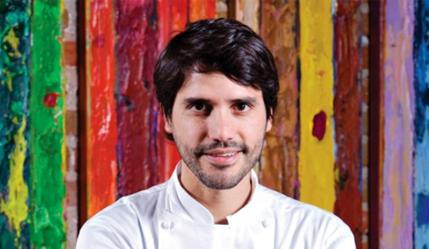 Virgilio Martínez es uno de los chefs más activos del planeta, refiere la web. Tiene su base en Lima, pero hace viajes regulares a los andes y la Amazonía peruana en busca de nuevos ingredientes para su menú de degustación que consta de 17 platos 