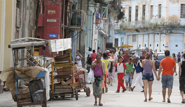 Cuba decreció un 0,9% en 2016 y no tiene liquidez para afrontar los pagos, según los expertos.