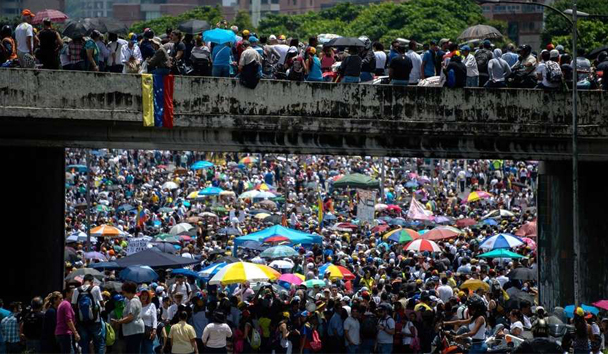 Multitud. Pese a la violencia, los venezolanos salen a la calle a manifestar contra el presidente Maduro. AFP