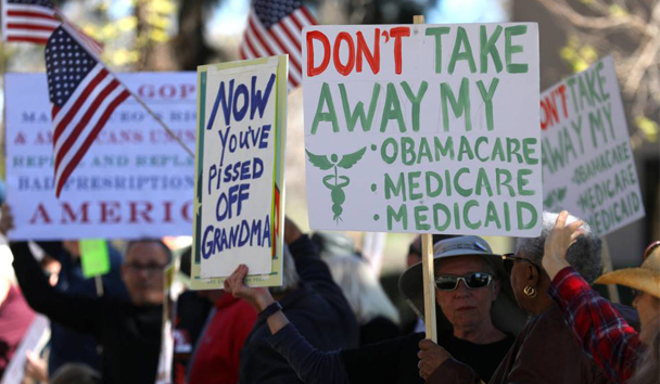 Los estadounidenses protestan contra la nueva ley sanitaria de Trump.