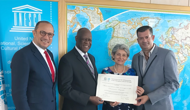 El embajador José Antonio Rodríguez, junto a los artistas Johnny Ventura y Roger Zayas recibieron el certificado de inscripción en la sede de la Unesco, en la capital de Francia.