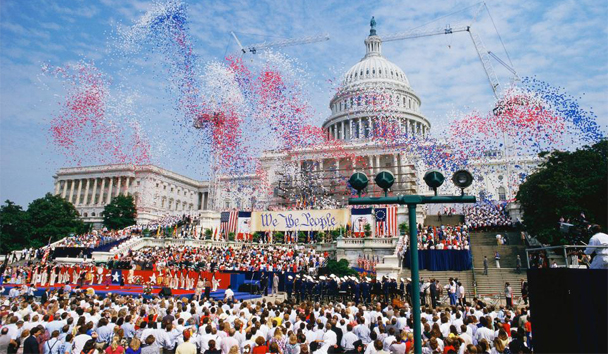 El 4 de julio, fiesta nacional en todo Estados Unidos, se festeja en cada rincón de ese país con pasacalles, desfiles militares, espectáculos de fuegos artificiales y eventos deportivos.