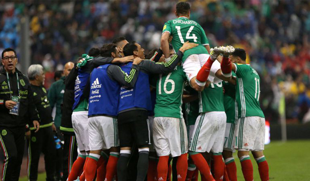 Los jugadores mexicanos celebran la clasificación para el Mundial de Rusia / EDGARD GARRIDO (REUTERS)