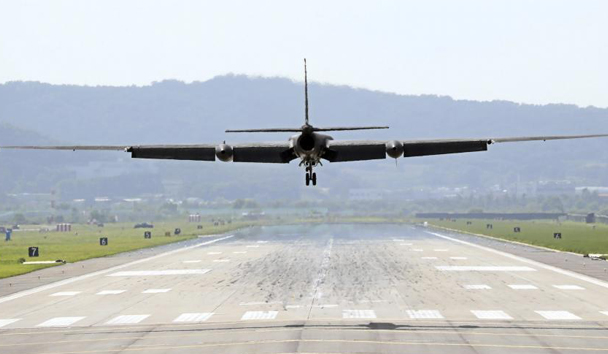 Un U-2 ultraligero aterriza en la base aérea estadounidense en Osan (Corea del Sur) hoy, 29 de agosto de 2017. EFE