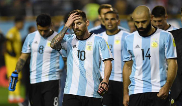 Argentina se marchó del terreno de juego cabizbaja (Eitan Abramovich / AFP)