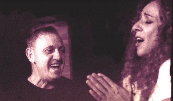 El dueto entre Franco De Vita y Rosario Flores llega tras las diversas colaboraciones que el cantante ha llevado a cabo con diferentes nombres de la música en español a lo largo de los años. 