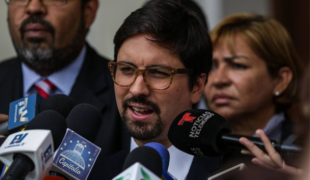 Guevara, un joven comunicador social de 31 años, no ha querido someterse al sistema judicial chavista sino más bien proteger su integridad física, refugiándose en la delegación diplomática chilena.