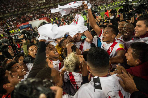 El equipo de Ricardo Gareca se impuso por 2-0 en Lima, con tantos de Jefferson Farfán y Christian Ramos, y vuelve a una Copa del Mundo después de 36 años. Foto: Reuters