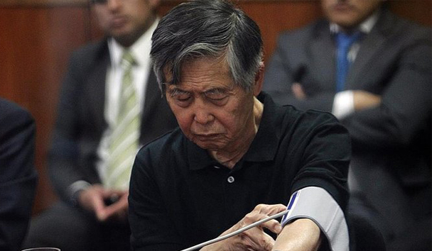 El ex mandatario Fujimori solicitó este jueves a la Dirección de Gracias Presidenciales que le conmutara la pena de cárcel que cumple por delitos de lesa humanidad debido a su frágil estado de salud.
