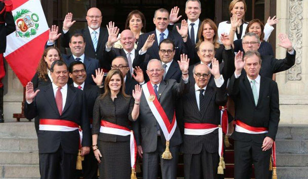 "Peruanos, mañana empieza un nuevo capítulo en nuestra historia: reconciliación y reconstrucción de nuestro país; una sola fuerza, un solo Perú", expresó el mandatario.